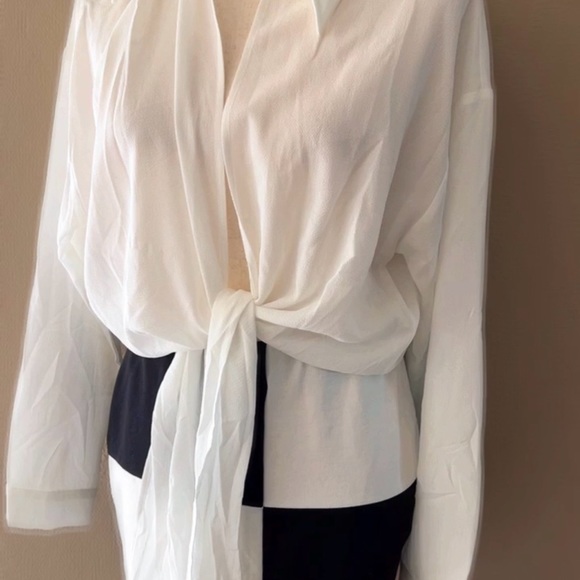 Front tie top with long sleeves - Picture 6 of 6